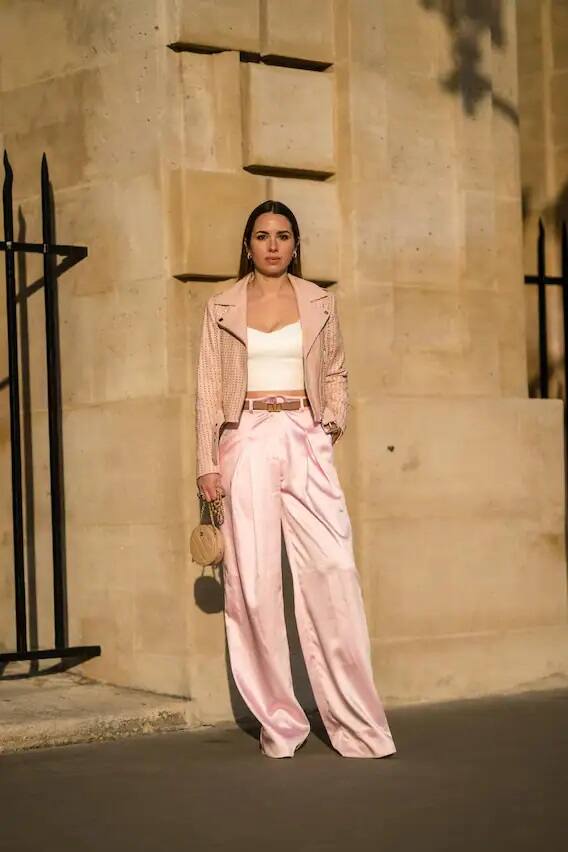 ફૂલગુલાબી ગુલાબી ઠંડીની શરૂઆત થઈ ગઈ છે. ત્યારે સ્વેટર સાથે કેવી ટીશર્ટ ટોપ કે ક્રોપ ટોપ પહેરવા તેને લઈને હંમેશા યુવતીઓ અસમંજસમાં હોય છે. ક્રોપ ટોપ એવા આઉટફિટ્સ છે જેને તમે ઉનાળો અને શિયાળો એમ બંને સિઝનમાં ખૂબ જ સ્ટાઇલિશ રીતે પહેરી શકો છો. ક્રોપ ટોપ એ એક મલ્ટિપર્પલ આઉટફિટ છે. જેને દરેક ઉંમરની યુવતીઓ અથવા મહિલાઓ પહેરી શકે છે. તમે ક્રોપ ટોપ સાથે શોર્ટ કોટ પણ પહેરી શકો છો. સાથે જ તમે બેલ્ટ પણ પહેરી શકો છો. જે તમારા દેખાવની સુંદરતામાં વધારો કરશે.