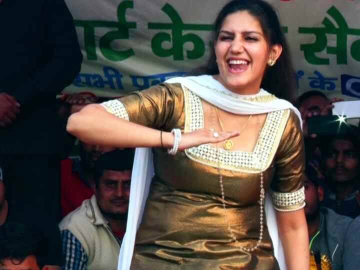 Sapna Choudhary Stage show incident audience throw water bottles on stage Sapna Choudhary Video: सपना चौधरी का डांस देख लोगों ने फेकीं हरियाणवी क्वीन पर बोतलें, भड़की एक्ट्रेस ने बीच में छोड़ा शो