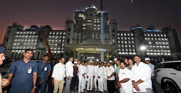 సచివాలయం వద్ద సీఎం కేసీఆర్ , మంత్రులు