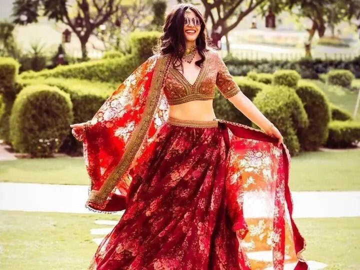 Trending Lehnga: इस वेडिंग सीजन इन ट्रेंडिंग लहगों को बनाएं अपनी पसंद, ग्रेस देखकर लोग हो जाएंगे फिदा