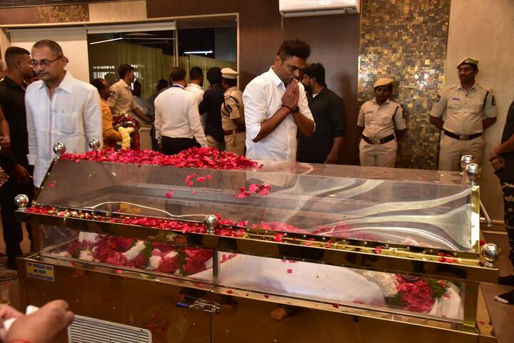 இருதி சடங்கில் இயக்குநர் வம்சி..