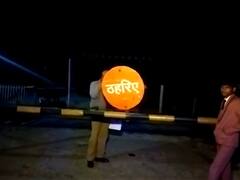 कानपुर में ट्रैक पार कर रही पिकअप क्रॉसिंग पर ट्रेन से भिड़ी, दो लोगों की दर्दनाक मौत