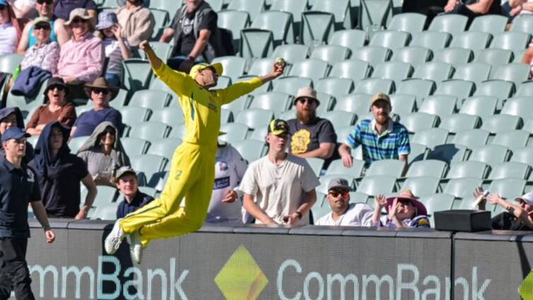 Ashton Agar's stunning fielding at mid wicket in AUS vs ENG 1st ODI, watch video Ashton Agar Fielding: সুপারম্যান! ঝাঁপিয়ে নিশ্চিত ছয় বাঁচালেন আগর, বিস্মিত নেটপাড়া