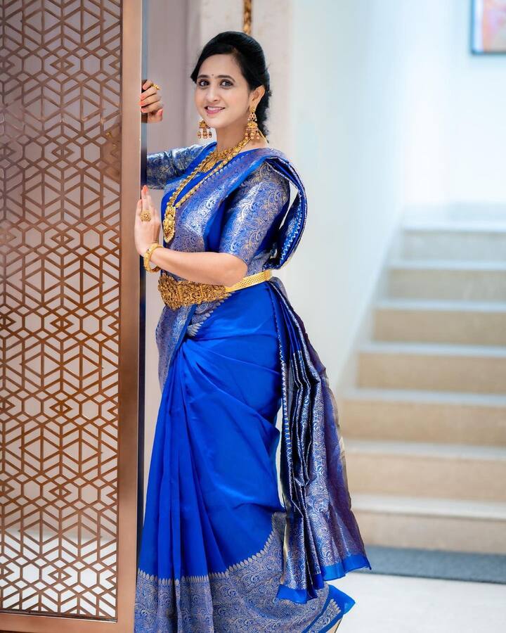 బుల్లితెర మీద తనదైన శైలిలో యాంకరింగ్ చేసి అందరినీ మెప్పించింది. Image Credit: Lasya/ Instagram