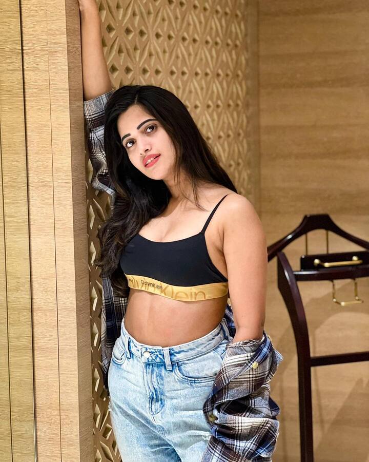 తన క్యూట్ స్మైల్ తోనే అందరి మనసు దోచేస్తుంది. Image Credit: Sravanthi Chokarapu / Instagram