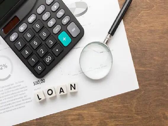 Personal Loan Rate of Interest: પર્સનલ લૉન એક એવી લૉન છે, જેને તમે વિના કોઇ કૉલેટરલ ગેરંટીથી પણ પ્રાપ્ત કરી શકો છો. જો તમારા બાળકોના લગ્ન, બિમારી વગેરેમાં ખર્ચ માટે અચાનકથી 5 લાખ રૂપિયાની જરૂર પડી ગઇ છે, તો દેશમાં આ પાંચ બેન્કો છે જે એકદમ સસ્તાં દર પર પર્સનલ લૉન ઓફર કરી રહી છે. જાણો આ બેન્કો વિશે........