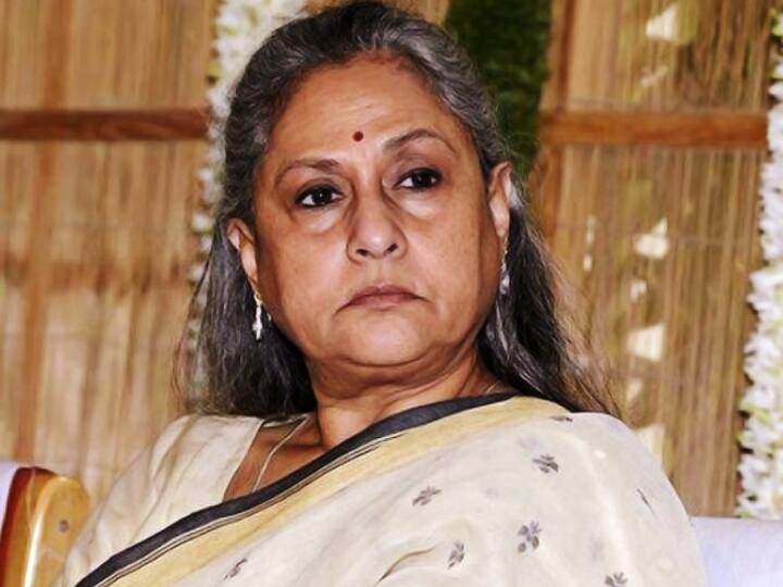 जया बच्चन - जया बच्चन अपने रूखे स्वभाव को लेकर सुर्खियों में बनी रहती हैं. एक्ट्रेस कई बार दूसरे सितारों के साथ-साथ मीडिया पर बरसती हुई दिखाई दीं है. इसके साथ ही उन्होंने कंगना के ड्रग्स वाले बयान पर भी आपत्ति जताई थी. उन्होंने कहा था कि, ‘कुछ लोगों की वजह से पूरी इंडस्ट्री को बदनाम ककरना गलत है. मुझे शर्म आती है कि जो खुद इस इंडस्ट्री से है, वो इसके विरोध में बोल रहे हैं ये शर्मनाक है.'