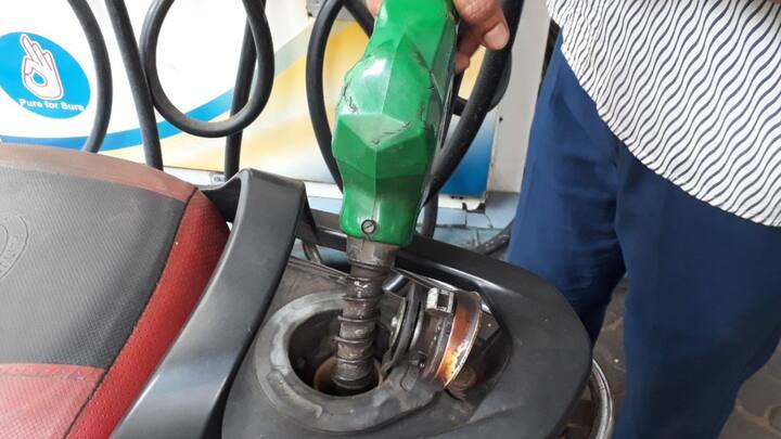 কলকাতায় পেট্রলের লিটার প্রতি দাম ১০৬.০৩ টাকা এবং ডিজেলের লিটার প্রতি দাম ৯২.৭৬ টাকা। দিল্লিতে পেট্রলের লিটার প্রতি দাম ৯৬.৭২ টাকা এবং ডিজেলের লিটার প্রতি দাম ৮৯.৬২ টাকা।