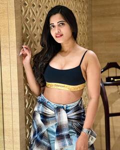 Sravanthi Chokarapu: స్టన్నింగ్ లుక్స్ లో స్రవంతి చొక్కారపు