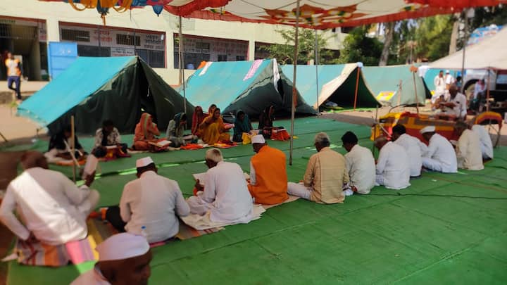 निर्बंधमुक्त यात्रा होत असल्याने भाविकांमध्ये उत्साहाचं वातावरण आहे.