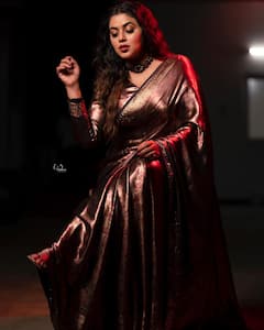 Poorna : புடவையில் கலக்கும் நாயகி பூர்ணா..!