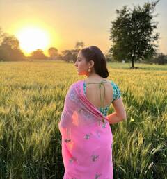 Sara Ali Khan: सारा अली खानची देसी स्टाईल; कॉटवर बसून दिल्या पोज!