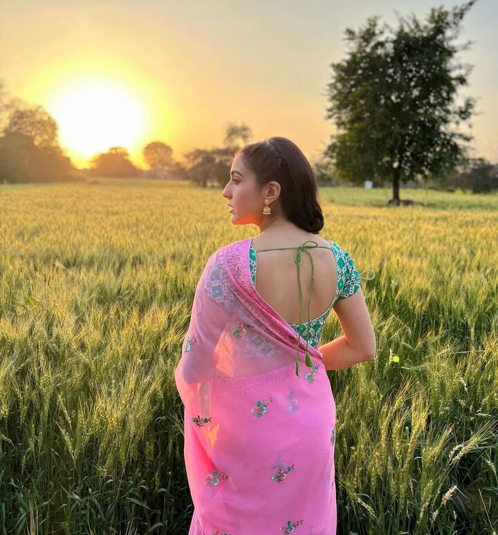 नुकताच तीचा देसी अवतार समोर आला आहे. साराचे हे फोटो गावातील वाटत आहेत. (फोटो सौजन्य :saraalikhan95/इंस्टाग्राम)