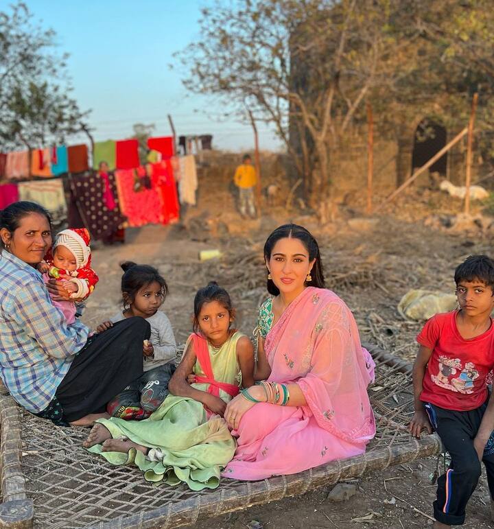 फोटोमध्ये, सारा अली खान गुलाबी रंगाची साडी परिधान केलेल्या गावात एका खाटेवर बसलेली दिसत आहे. अभिनेत्रीच्या आजूबाजूला खूप कचरा पसरलेला दिसतोय. सोशल मीडियावर अभिनेत्रीचे फोटो वेगाने सर्वांचे लक्ष वेधून घेत आहेत.(फोटो सौजन्य :saraalikhan95/इंस्टाग्राम)