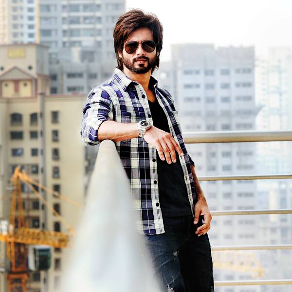 शाहिद कपूर – एक वक्त था जब शाहिद कपूर करीना के लिए दीवाने थे. लेकिन फिर दोनों का ब्रेकअप हो गया. जिसके बाद एक इंटरव्यू में शाहिद से करीना के साथ काम करने पर सवाल किया गया तो उन्होंने कहा था कि, ' अगर मेकर्स चाहेंगे तो मैं उनके साथ दोबारा काम करना चाहूंगा. अगर निर्माता चाहते हैं कि मैं गाय या भैंस के साथ भी रोमांस करूं, तो मैं ऐसा करूंगा क्योंकि ये मेरा काम है.' इस बयान को लेकर बाद में काफी बवाल हुआ था.