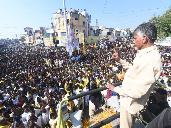 టీడీపీ జాతీయ అధ్యక్షుడు చంద్రబాబు కర్నూలు జిల్లాలో మూడు రోజుల పర్యటనలో ఉన్నారు. మూడు నియోజకవర్గాలు మూడు రోజులపాటు కర్నూలు జిల్లాలో  ప్రజలతో మమేకమై జిల్లాలో ఉన్న సమస్యలను తెలుసుకుంటున్నారు.