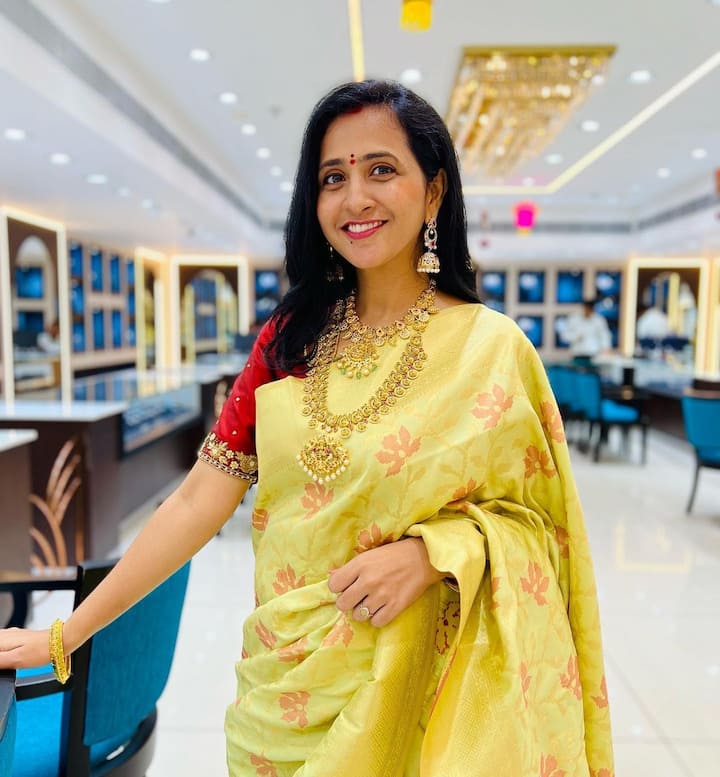 యూ ట్యూబ్ చానెల్ పెట్టి తనకి సంబంధించిన వీడియోస్ పోస్ట్ చేస్తూ ఉంటుంది. Image Credit: Lasya/ Instagram