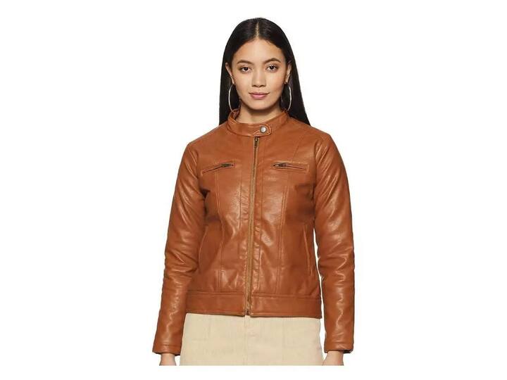 મહિલાઓ માટે આ સ્ટાઇલિશ લેધર જેકેટની અંદર ટી-શર્ટ પહેરી શકો છો. તેમાં  આ જેકેટને ડેનિમ્સ અને વિન્ટર બૂટ્સ સાથે ટીમ કરીને લૂકને પરફેક્ટ કરી શકો છો. ઘણા આકર્ષક વિકલ્પ  મળશે.