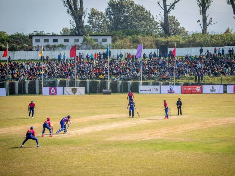 Nepal awarded five penalty runs after UAE's Sharafu uses saliva to shine the ball ICC Rules: நேபாள அணிக்கு ஆதரவாக 5 பெனால்டி ரன்கள்... ஐசிசி விதிகளை மீறிய முதல் அணி இதுதான்!