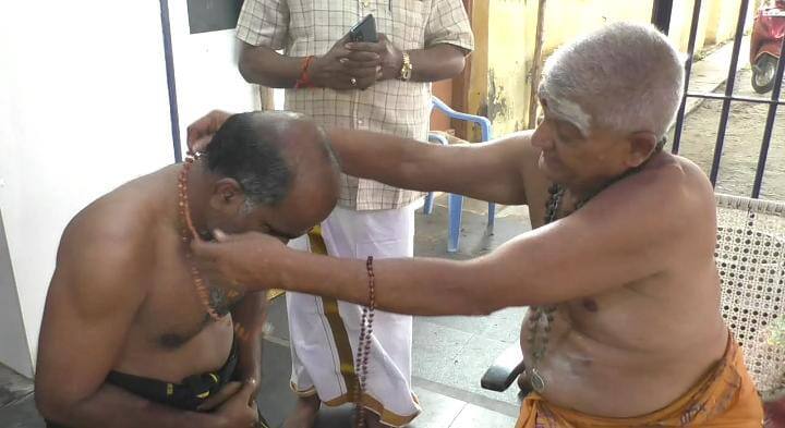 karthikai month worship to ayyappan temple in karur தமிழகத்தில் ஐயப்பனுக்காக கட்டப்பட்ட முதல் கோவிலில் மாலை அணிந்த பக்தர்கள்