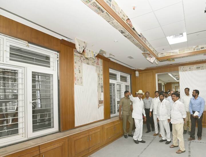 సీఎం కేసీఆర్ వెంట రోడ్లు, భవనాల శాఖ మంత్రి ప్రశాంత్ రెడ్డి, ఆర్ అండ్ బి శాఖ అధికారులతో పాటు పలువురు ఉన్నారు. సచివాలయ నిర్మాణ పనులు దాదాపు పూర్తి కావొచ్చాయని, ఇంటీరియర్ పనులు ముమ్మరంగా కొనసాగుతున్నాయని అధికారులు తెలిపారు.