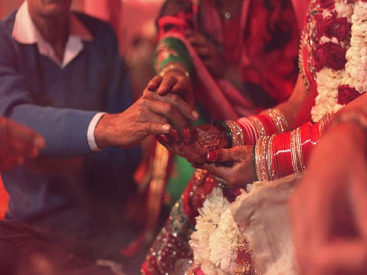 Bride cancels wedding Uttarakhand bride cancels wedding after groom sends cheap lehenga Marathi News  Viral News: नवरदेवाने खरेदी केला स्वस्त लेहंगा... नाराज नवरीने लग्नच मोडलं, पोलिस ठाण्यातच दोन्ही बाजू भिडल्या