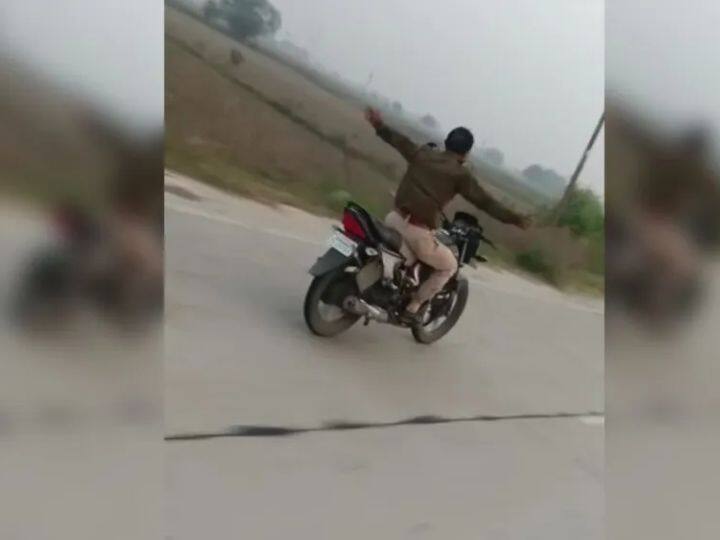 Video Viral marathi news up police flouting stunt on road people will shocked Video Viral : वाहतूक नियमांची पायमल्ली, यूपी पोलिसाची हायवेवर बिनधास्त स्टंटबाजी! व्हिडीओ व्हायरल
