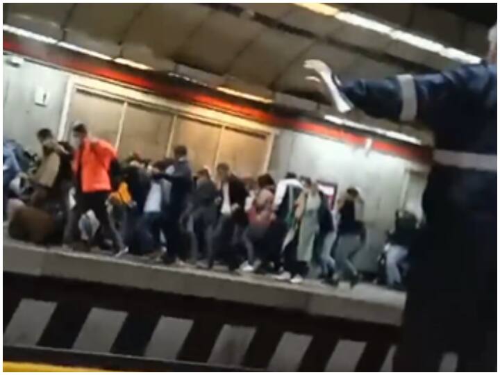 Iranian security forces fired on protesters in metro one dead women were also beaten watch video Iran: मेट्रो में प्रदर्शनकारियों पर सुरक्षाबलों की फायरिंग, एक की मौत, महिलाओं को डंडे से पीटा, देखें वीडियो