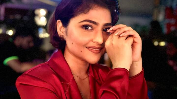 গতকাল সকাল ১০টা নাগাদ হঠাৎ হৃদরোগে আক্রান্ত হন অভিনেত্রী। তাঁর শরীরে এর আগে থেকেই বিভিন্ন জটিলতা রয়েছে। রক্তচাপ বিপজ্জনকভাবে ওঠানামা করছে। সেই সময়ে পরিস্থিতি সামাল দেওয়া গেলেও ফের তাঁকে ভেন্টিলেশনে রাখতে হয়েছে।