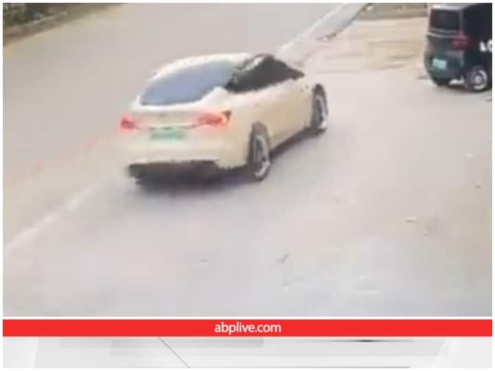 Two killed in a Tesla car collision in China Video: सड़क पर अनकंट्रोल टेस्ला ने मचाई तबाही, स्पीड इतनी कि जो सामने आया उसे ही उड़ा दिया