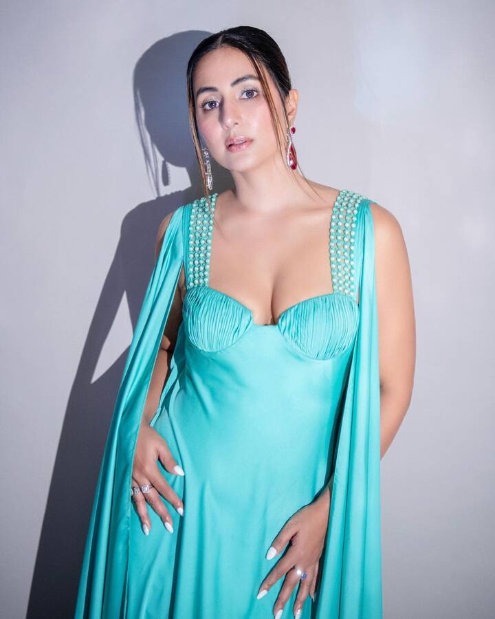 सिल्वर रंगाची रिबन वापरून तिचे केस अतिशय स्टाइलिश शैलीत बांधले गेले आहेत. (छायाचित्र सौजन्यः realhinakhan/Instagram)
