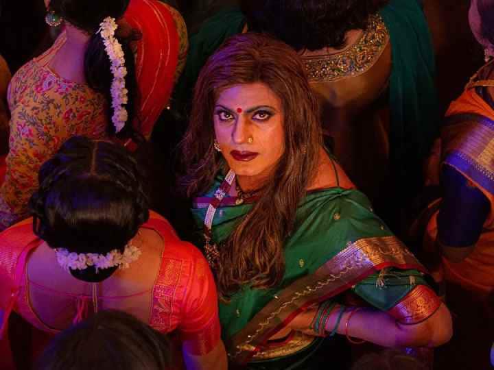 Nawazuddin Siddiqui transgender look from latest haddi poster Haddi Poster: किन्नरों के झुंड में सवालिया नज़रों से घूरते Nawazuddin Siddiqui...रोंगटे खड़े कर देगा 'हड्डी' का पोस्टर