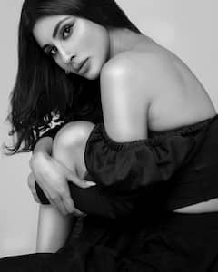Mouni Roy : टीव्ही अभिनेत्री मौनी रॉयचा बोल्ड अंदाज; पाहा लेटेस्ट फोटोशूट!