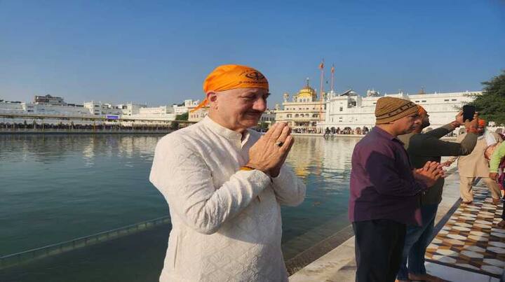 Anupam Kher At Darbar Sahib: ਬਾਲੀਵੁੱਡ ਦੇ ਪ੍ਰਸਿੱਧ ਅਦਾਕਾਰ ਅਨੁਪਮ ਖੇਰ ਅੱਜ ਸੱਚਖੰਡ ਸ੍ਰੀ ਹਰਿਮੰਦਰ ਸਾਹਿਬ ਵਿਖੇ ਨਮਸਤਕ ਹੋਏ। ਇਸ ਦੌਰਾਨ ਅਨੁਪਮ ਖੇਰ ਨੇ ਗੁਰੂ ਘਰ 'ਚ ਮੱਥਾ ਟੇਕਿਆ ਅਤੇ ਇਲਾਹੀ ਬਾਣੀ ਦਾ ਆਨੰਦ ਮਾਣਿਆ।