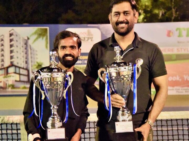 MS Dhoni won doubles event with Sumeet Kumar Bajaj at the Jharkhand State Cricket Association Tennis Championship Mahendra Singh Dhoni का कोर्ट पर जलवा, JSCA टेनिस चैंपियनशिप 2022 का डबल्स खिताब किया अपने नाम