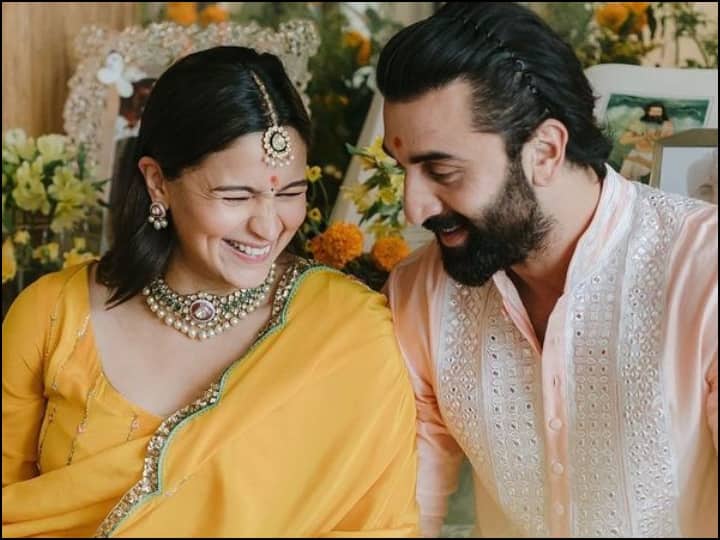 The Total Net Worth of Bollywood Famous Couple Alia Bhatt and Ranbir Kapoor आखिर आलिया भट्ट और रणबीर कपूर में हैं कौन ज्याद अमीर? नेटवर्थ जान रह जाएंगे दंग