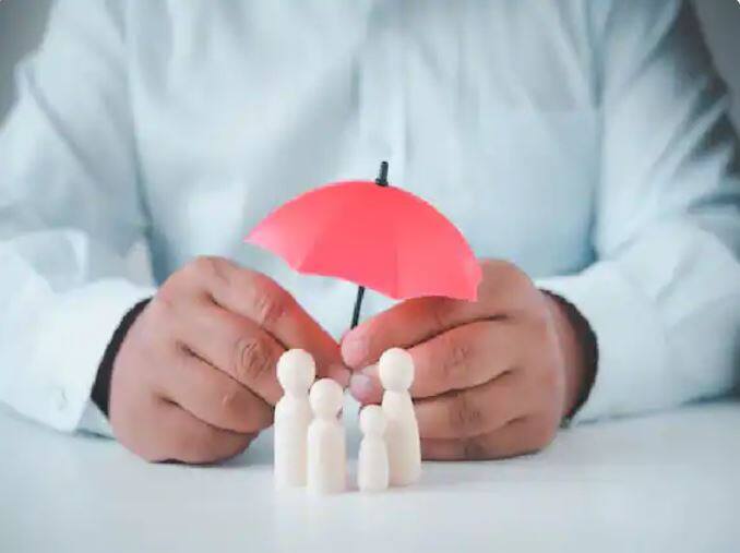 ਕਈ ਬੈਂਕ ਗਾਹਕਾਂ ਨੂੰ ਆਪਣੇ ਵੱਲ ਆਕਰਸ਼ਿਤ ਕਰਨ ਲਈ FD ਸਕੀਮ 'ਤੇ ਜੀਵਨ ਬੀਮਾ ਕਵਰ ਦੀ ਸਹੂਲਤ ਵੀ ਪ੍ਰਦਾਨ ਕਰਦੇ ਹਨ। ਇਸ ਸਹੂਲਤ ਦਾ ਲਾਭ ਲੈਣ ਲਈ ਤੁਹਾਨੂੰ ਕੁਝ ਸ਼ਰਤਾਂ ਪੂਰੀਆਂ ਕਰਨੀਆਂ ਪੈਣਗੀਆਂ।