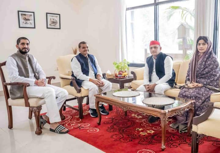 वहीं इस मुलाकात के बाद अखिलेश यादव ने ट्वीट किया, ‘‘नेता जी और घर के बड़ों के अलावा मैनपुरी की जनता का भी आशीर्वाद साथ है.' यादव ने इसके साथ ही अपनी, डिंपल, शिवपाल यादव और उनके पुत्र आदित्य यादव की एक तस्वीर भी ट्वीट की.