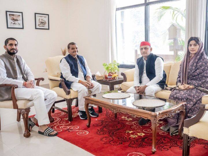 Mainpuri By Election 2022: मैनपुरी लोकसभा उपचुनाव से पहले सपा प्रमुख अखिलेश यादव ने अपनी पत्नी और इस सीट से पार्टी प्रत्याशी डिंपल यादव के साथ सैफेई (इटावा) में चाचा शिवपाल यादव से मुलाकात की.