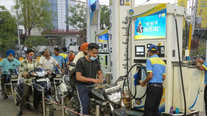 নাগপুরে পেট্রলের লিটার প্রতি দাম ৯৭.০৪ টাকা এবং ডিজেলের লিটার প্রতি দাম ৮৯.৮৯ টাকা। নয়ডায় পেট্রলের লিটার প্রতি দাম ৯৬.৭৯ টাকা এবং ডিজেলের লিটার প্রতি দাম ৮৯.৯৬ টাকা।