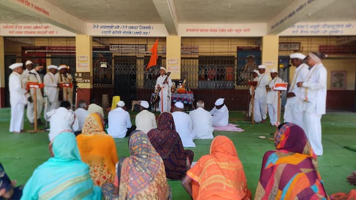 कोरोनानंतर पहिल्यांदाचही हा सोहळा पार पडणार असल्यामुळे लाखो वारकरी आळंदीत दाखल झाले आहेत.