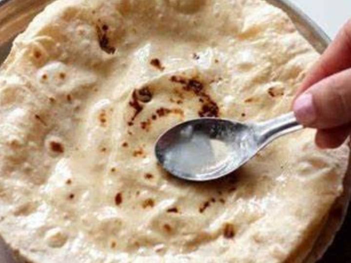 chapati or roti with a dash of ghee or clarified butter क्या रोटी पर घी लगाकर खाना फायदेमंद है? न्यूट्रिशनिस्ट एक्सपर्ट ने कितनी मात्रा में घी खाने की दी सलाह