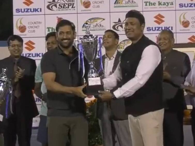 CSK Captain MS Dhoni won trophy Dhoni is the champion Do you know which sport CSK Captain MS Dhoni  Won Trophy: இன்னொரு மாஸ் தெரியுமா? இந்த விளையாட்டிலும் வெற்றி கோப்பையைக் கைப்பற்றிய தோனி!