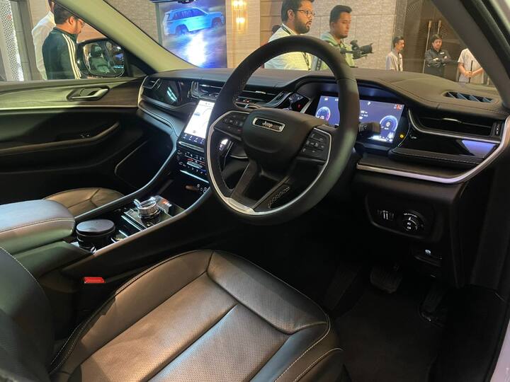 Interior wise, this is a proper luxury SUV with many features including leather seats, connected car tech, panoramic glass roof and more. Compared to the previous Grand Cherokee, the interior is also a lot more luxurious and has an all black look. (Source: Somnath Chatterjee)
