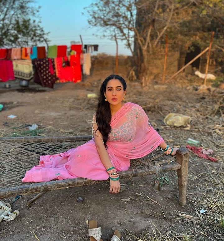 हे फोटो शेअर करताना साराने कॅप्शनमध्ये लिहिले की, 'तुम्ही कुठेही जाल, कुठल्या ना कुठल्या प्रकारे तुम्ही त्याचा एक भाग बनता.' साराच्या या फोटोंवर यूजर्सच्या संमिश्र प्रतिक्रिया येत आहेत.(फोटो सौजन्य :saraalikhan95/इंस्टाग्राम)