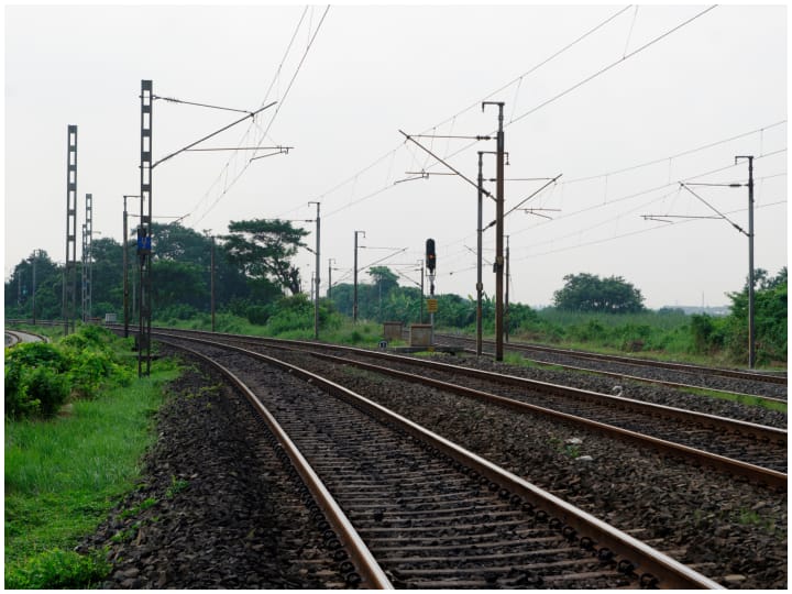 A young man's body was found on the railway track in Aravalli CRIME NEWS: અરવલ્લીમાં રેલવે ટ્રેક પર યુવકનો કચડાયેલો મૃતદેહ મળી આવતા ચકચાર