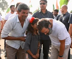 Bharat Jodo Yatra: భారత్ జోడో యాత్రలో బాలీవుడ్ బ్యూటీ- రాహుల్‌తో అడుగులేసిన రియా సేన్