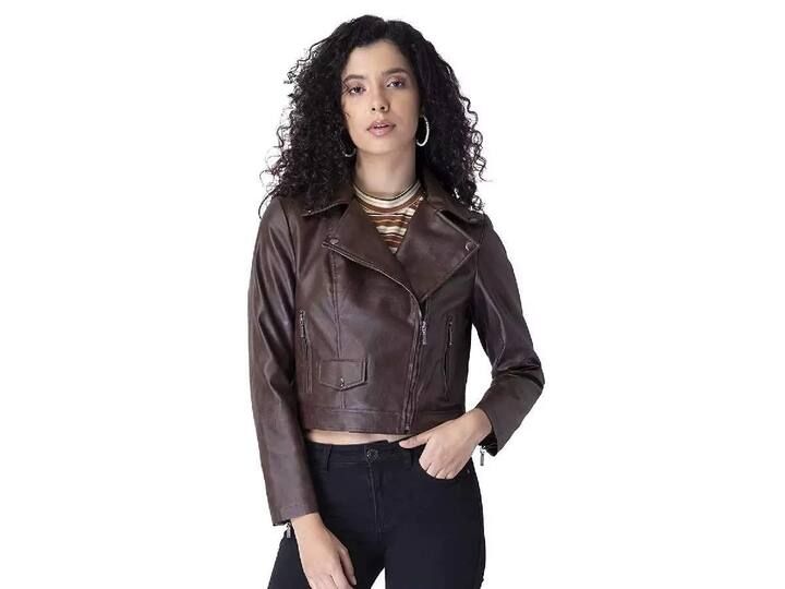 વિન્ટર સિઝનમાં સૌ કોઇની પહેલી પસંદ જેકેટ હોય છે. જો આપ પણ બેસ્ટ જેકેટની શોધમાં હો તો એકથી એક ચઢિયાતી રેન્જમાં જેકેટ મળે છે. એક નજર કરીએ ડિઝાઇનિંગ સ્ટાઇલના જેકેટ પર