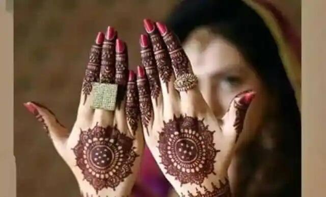 Bridal Mehendi Trends 2022: હાલ લગ્નસરાની સિઝન ચાલી રહી છે. લગ્નમાં  મહેંદી વિના શૃંગાર અધુરો રહે છે.  તો સેલેબ્સની  મહેંદી ડિઝાઇન પર નજર કરીએ.