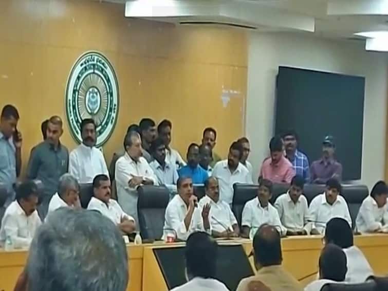 Amaravati Sajjala Ramakrishna reddy meets AP Employees orgnisations leaders discusses issues DNN Sajjala RamaKrishna Reddy : ఉద్యోగులను రాజకీయాలకు వాడుకోవాలనే ఉద్దేశం లేదు- సజ్జల